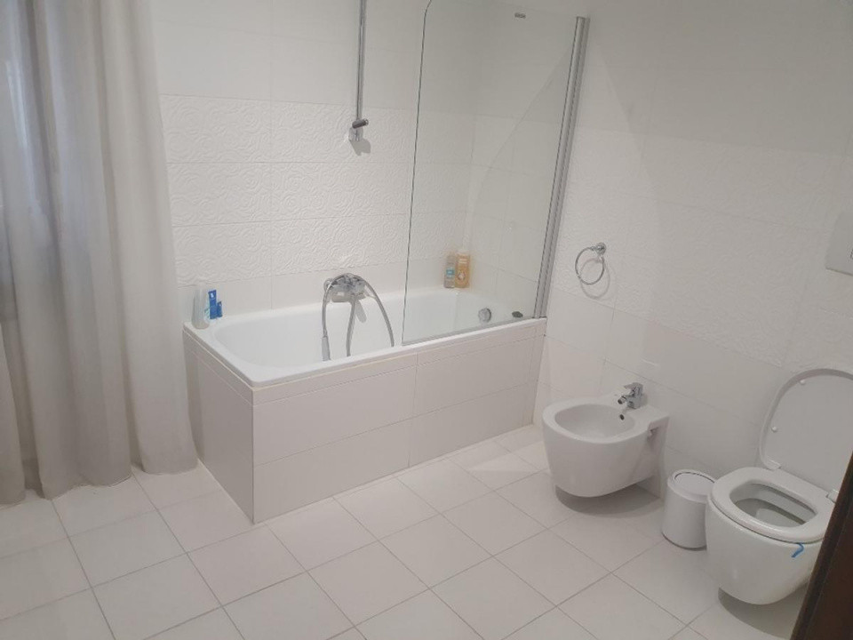 apartament decomandat de inchiriat cu 3 camere  in Primaverii