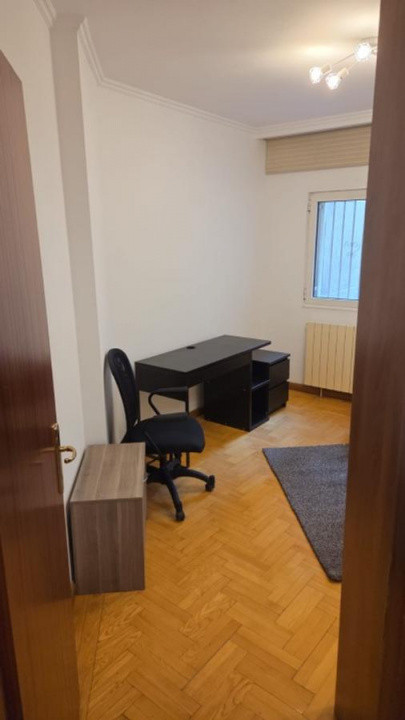 Apartament  de inchiriat cu 3 camere  in Primaverii 