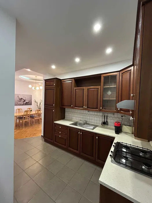 4 camere spatioase, 2 bai, 2 balcoane, Universitate