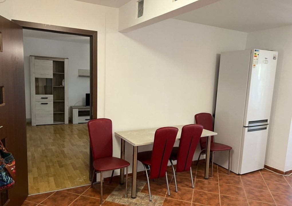 Inchiriez apartament 3 camere