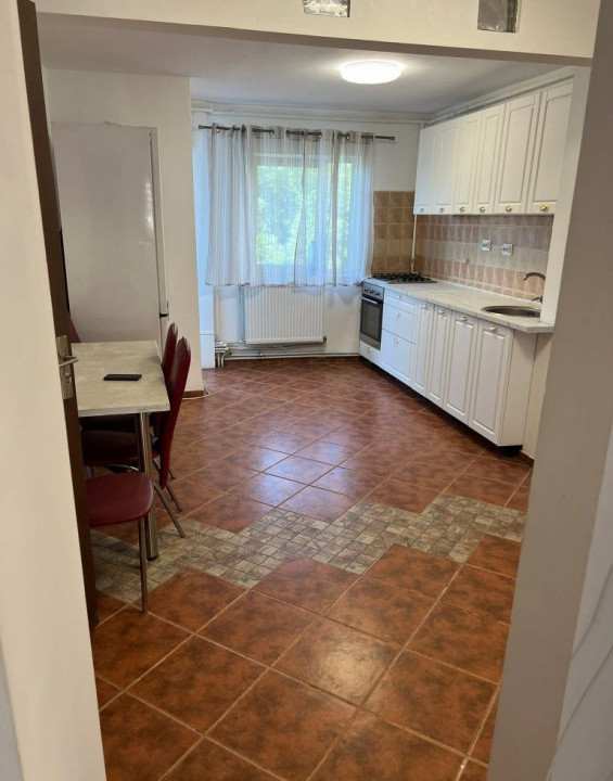 Inchiriez apartament 3 camere