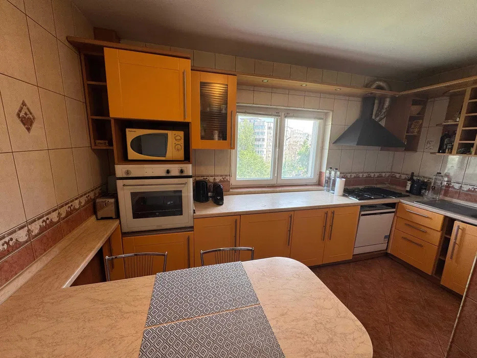 Apartament 3 camere 84 mp, 2 bai, 2 balcoane, etaj 6, metrou, zona Timpuri Noi