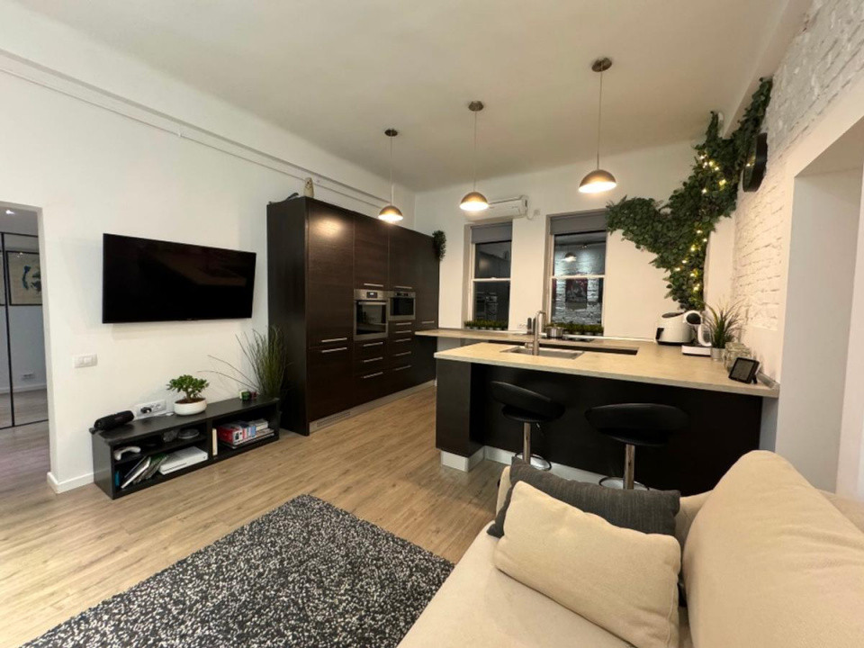 apartament decomandat de inchiriat cu 2 camere  in P-ta Romana 