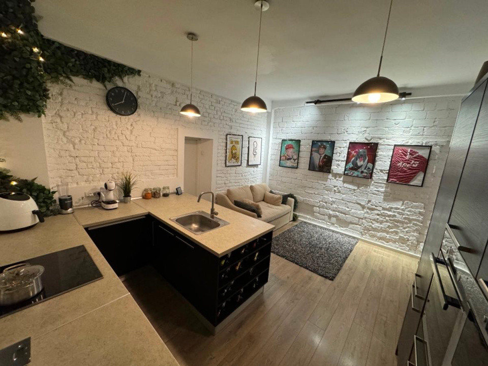 apartament decomandat de inchiriat cu 2 camere  in P-ta Romana 