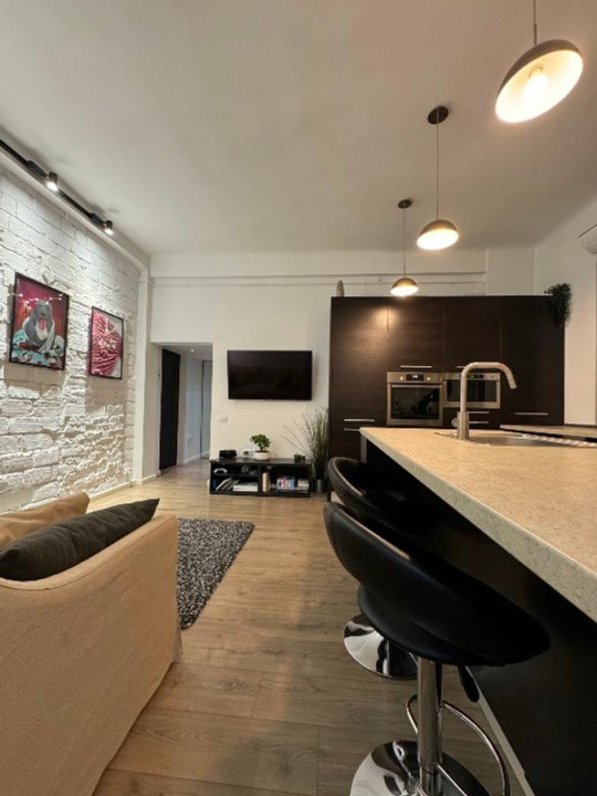 apartament decomandat de inchiriat cu 2 camere  in P-ta Romana 