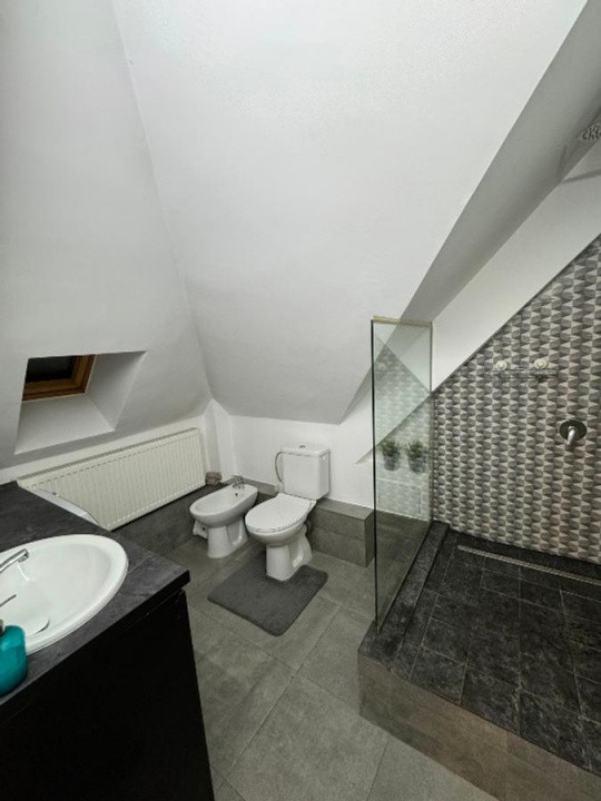 apartament decomandat de inchiriat cu 2 camere  in P-ta Romana 