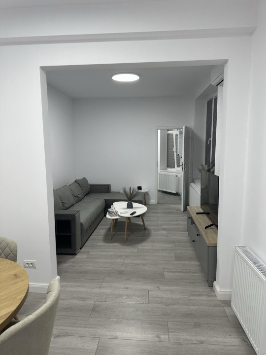 apartament decomandat de inchiriat cu 3 camere  in Calea Victoriei 