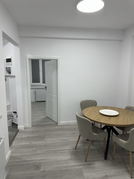 apartament decomandat de inchiriat cu 3 camere  in Calea Victoriei 