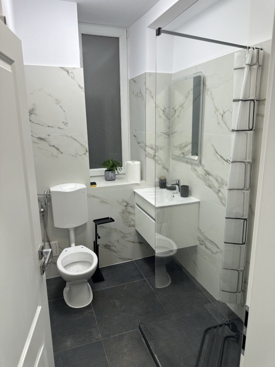 apartament decomandat de inchiriat cu 3 camere  in Calea Victoriei 