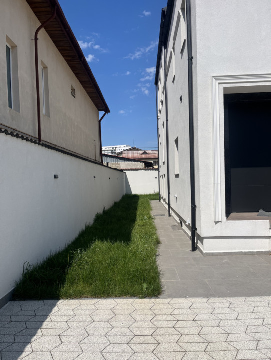 Vila individuala noua, 300 mp, 4 camere, 3 bai, curte, parcare, zona 1 Decembrie