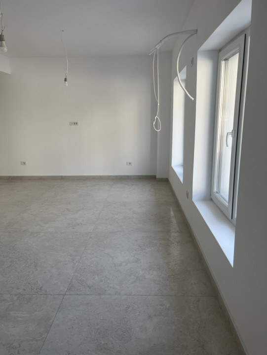 Vila individuala noua, 120 mp, 5 camere, 5 bai, curte, parcare, zona Trapezului