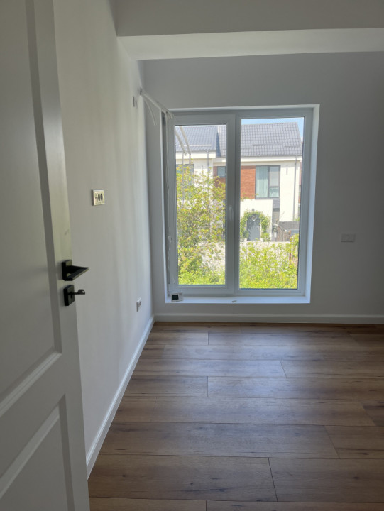 Vila individuala noua, 120 mp, 5 camere, 5 bai, curte, parcare, zona Trapezului