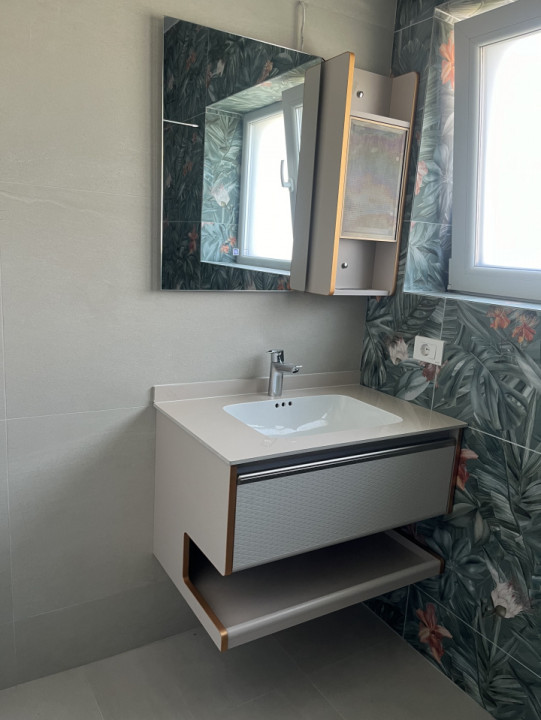 Vila individuala noua, 120 mp, 5 camere, 5 bai, curte, parcare, zona Trapezului