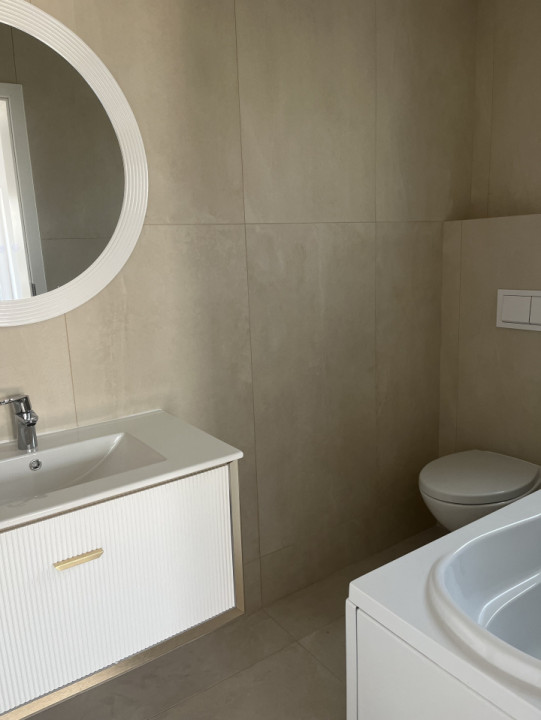 Vila individuala noua, 120 mp, 5 camere, 5 bai, curte, parcare, zona Trapezului