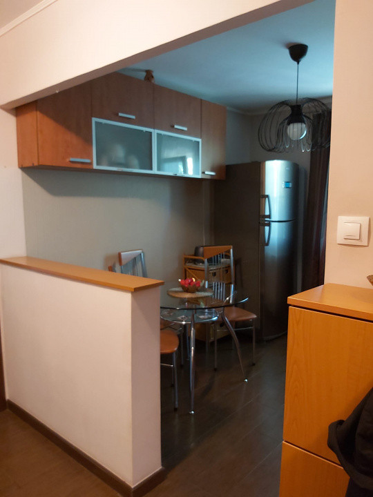 Apartament 3 camere semidecomant, etaj 4/4