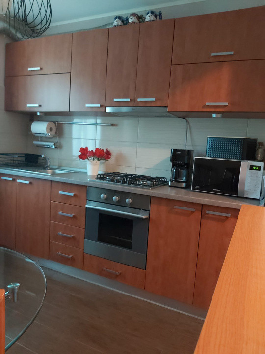 Apartament 3 camere semidecomant, etaj 4/4
