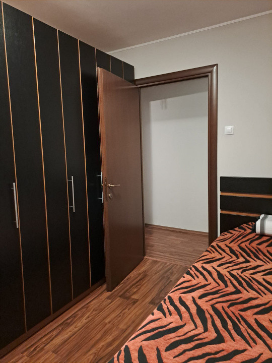 Apartament 3 camere semidecomant, etaj 4/4