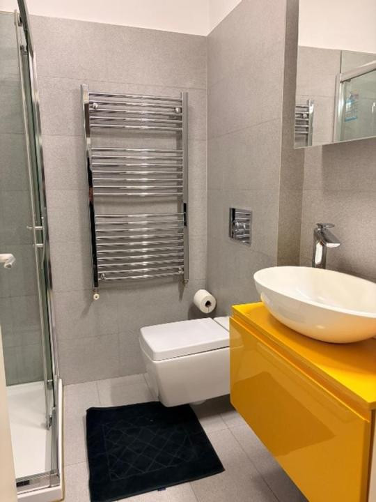 apartament decomandat de inchiriat cu 3 camere  in Iancu Nicolae 
