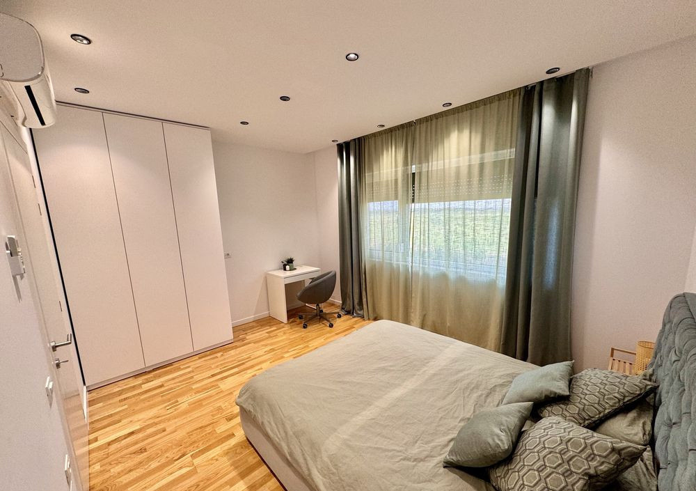 Vila 140 mp, 4 bai, terasa si curte privata, Pipera