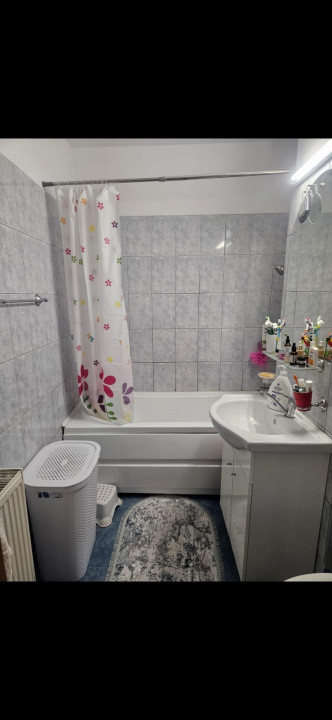 De vanzare apartament cu 3 camere decomandat
