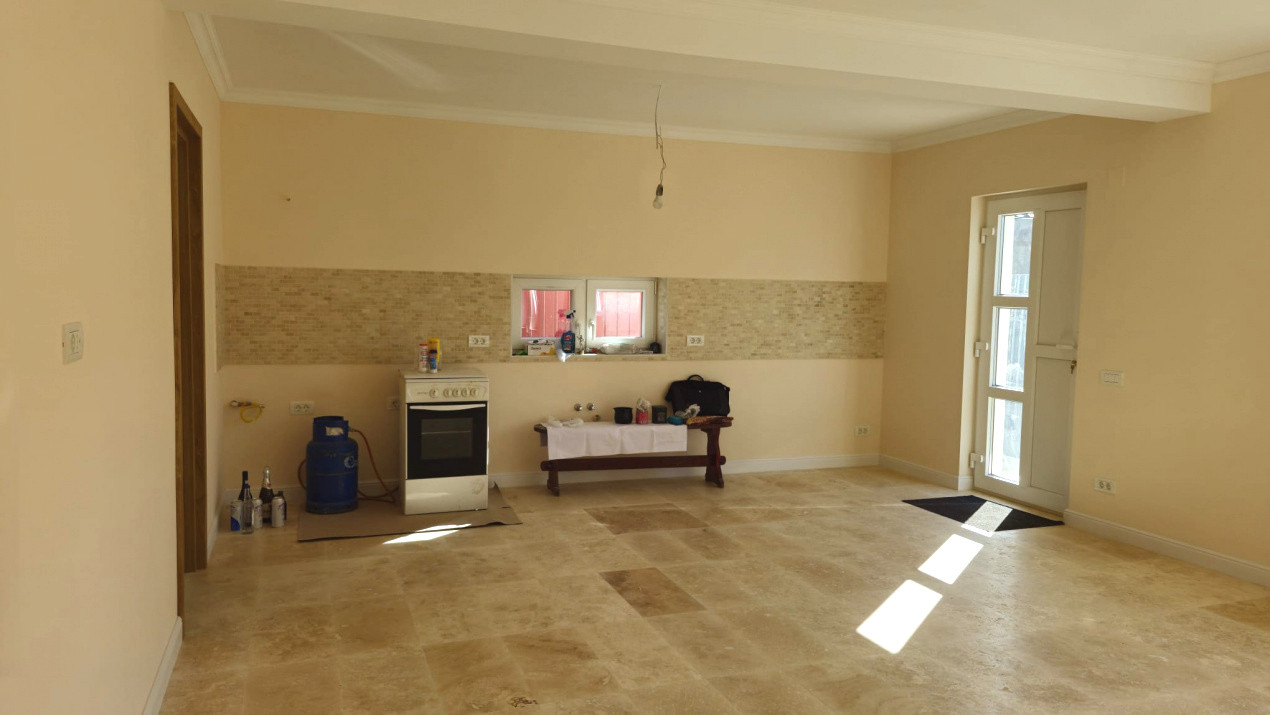 Casa 3 camere, proaspat renovata, incalzire in pardoseala, foisor