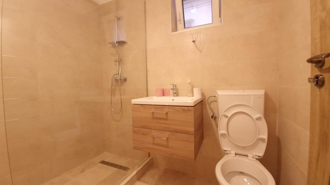 Casa 3 camere, proaspat renovata, incalzire in pardoseala, foisor