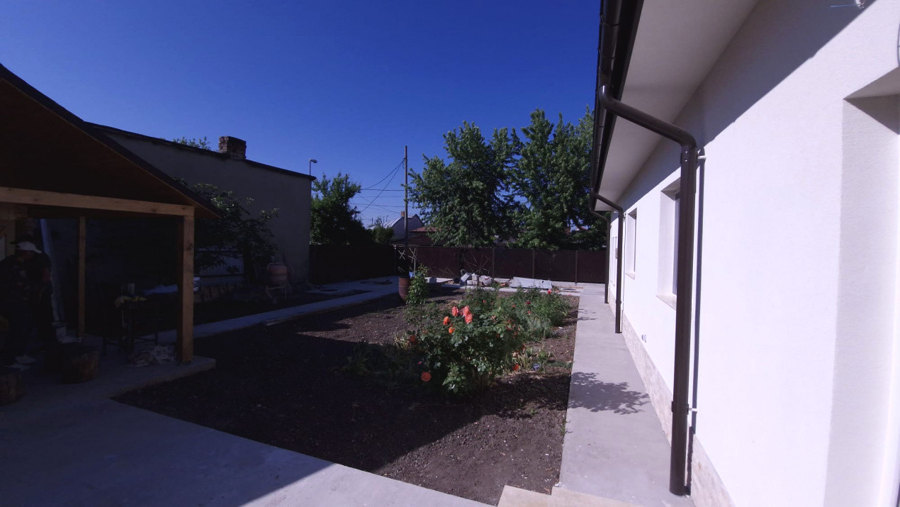 Casa 3 camere, proaspat renovata, incalzire in pardoseala, foisor