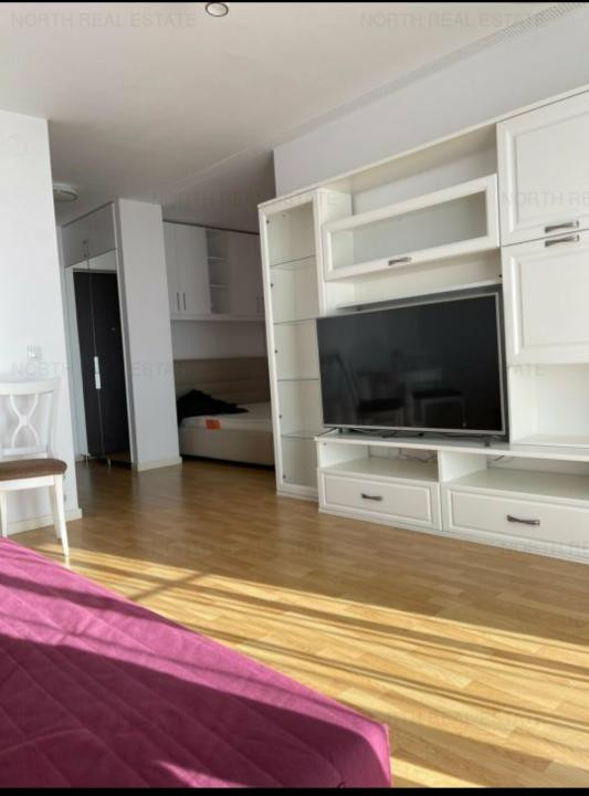 Studio cu nisa, Adora Pipera