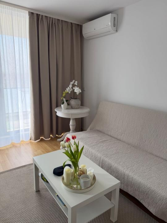 Studio cu nisa, Adora Pipera
