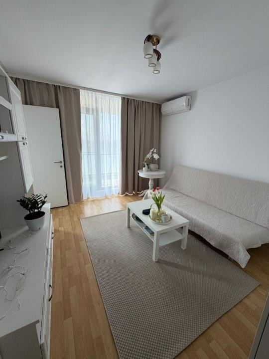 Studio cu nisa, Adora Pipera