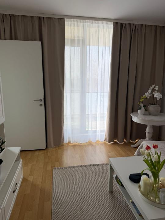 Studio cu nisa, Adora Pipera