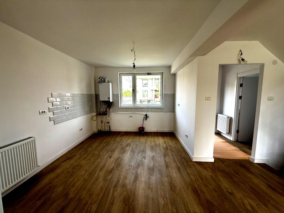 Casa cu 4 camere, pet friendly, curte cu terasă, cartier liniștit în Băneasa