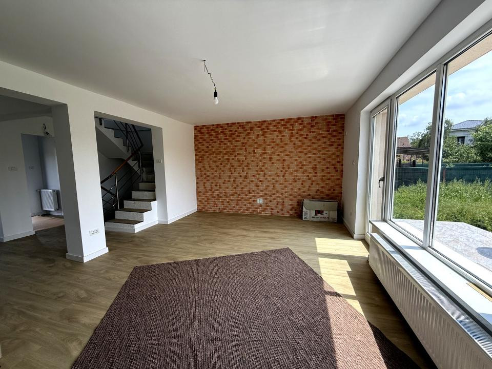 Casa cu 4 camere, pet friendly, curte cu terasă, cartier liniștit în Băneasa