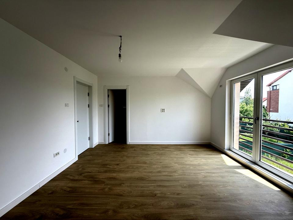 Casa cu 4 camere, pet friendly, curte cu terasă, cartier liniștit în Băneasa