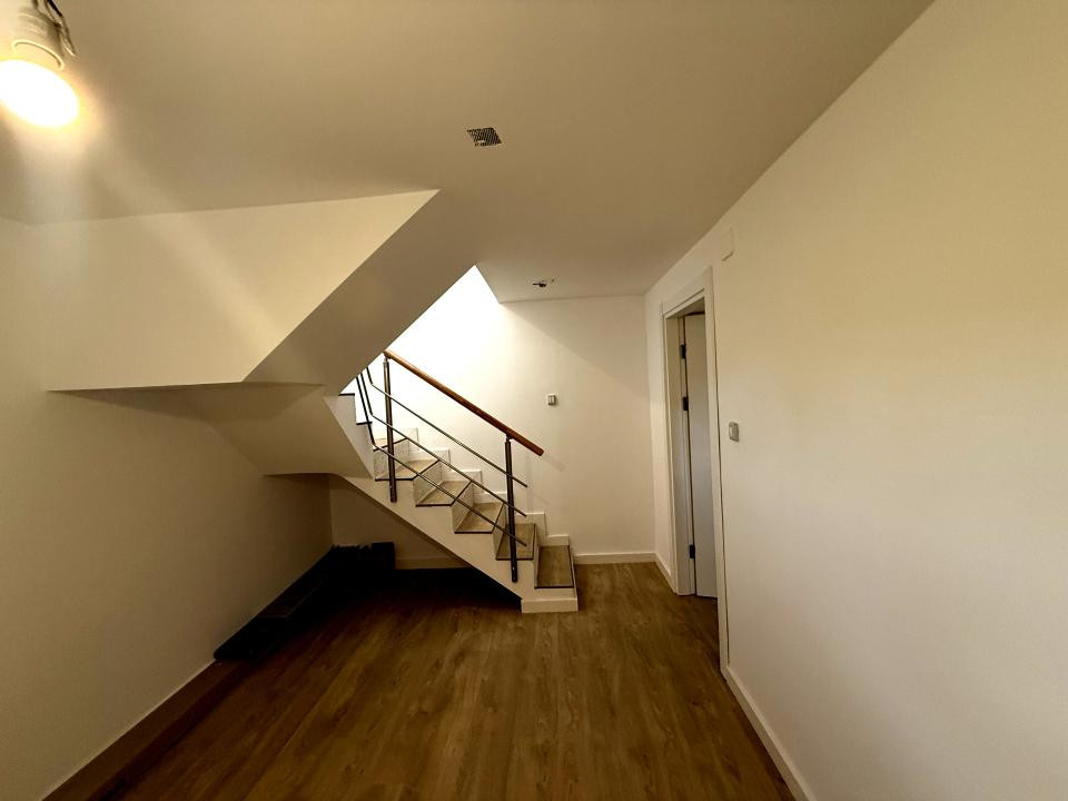 Casa cu 4 camere, pet friendly, curte cu terasă, cartier liniștit în Băneasa