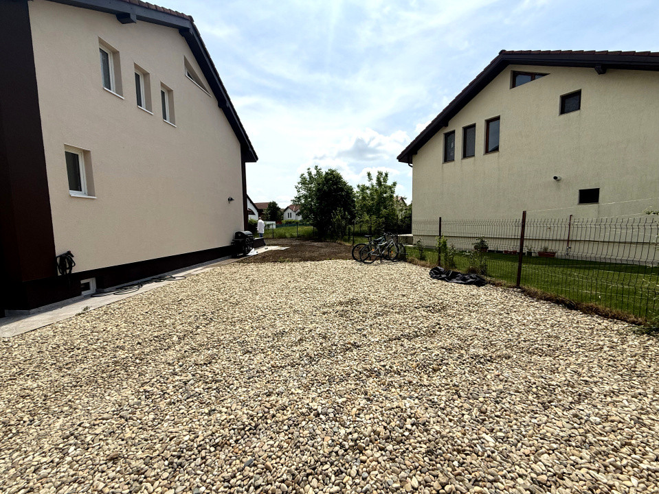 Casa cu 4 camere, pet friendly, curte cu terasă, cartier liniștit în Băneasa