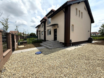 Casa cu 4 camere, pet friendly, curte cu terasă, cartier liniștit în Băneasa