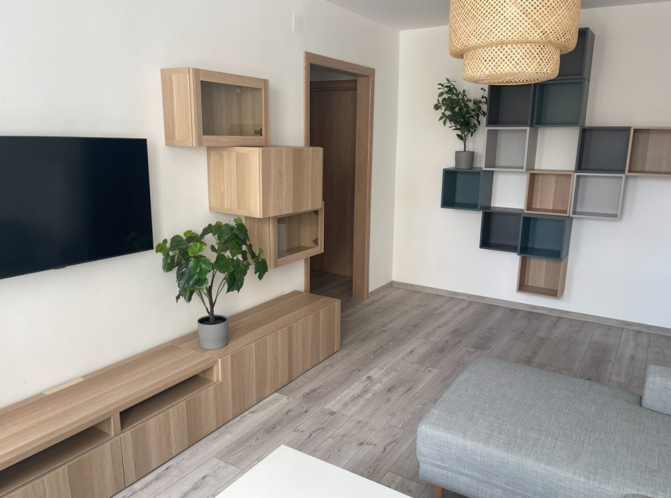 de inchiriat apartament semidecomandat cu 3 camere  in Dorobanti 