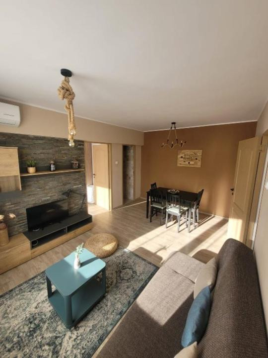 apartament decomandat de inchiriat cu 3 camere  in Calea Victoriei 