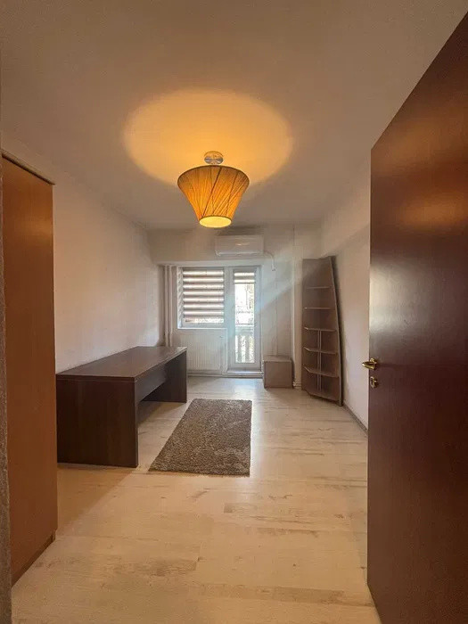 Închiriere apartament 3 camere cu parcare, zona Unirii – Libertății