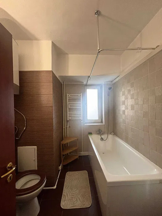 Închiriere apartament 3 camere cu parcare, zona Unirii – Libertății