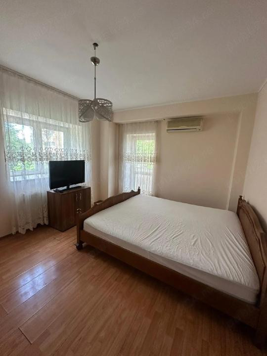 Închiriere apartament 3 camere spațios, zonă centrală, aproape metrou