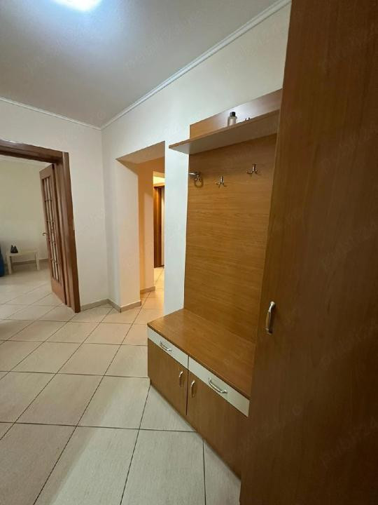 Închiriere apartament 3 camere spațios, zonă centrală, aproape metrou