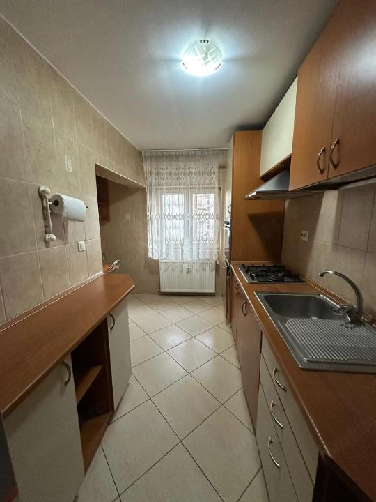Închiriere apartament 3 camere spațios, zonă centrală, aproape metrou