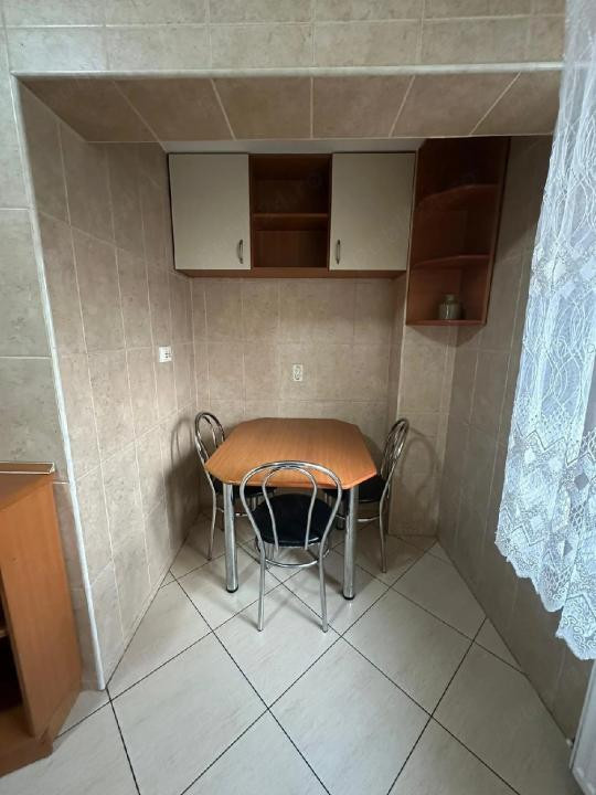 Închiriere apartament 3 camere spațios, zonă centrală, aproape metrou