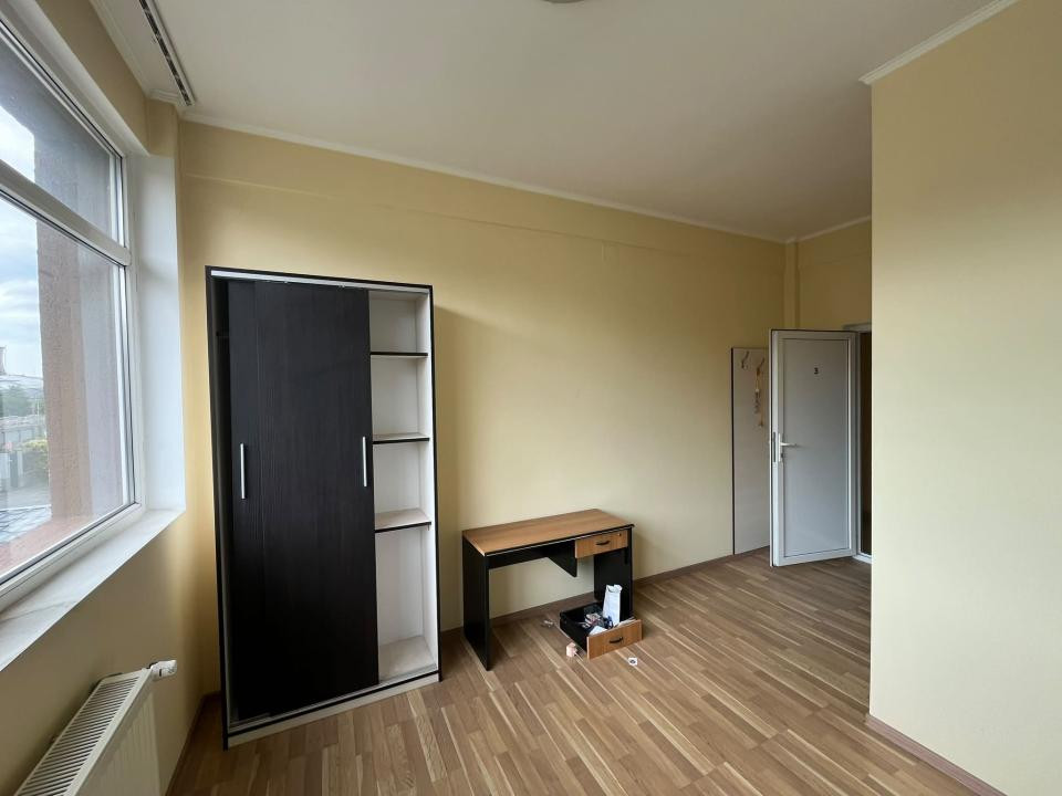 Clădire spațioasă potrivită desfășurării unei afaceri