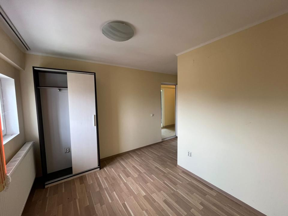 Clădire spațioasă potrivită desfășurării unei afaceri