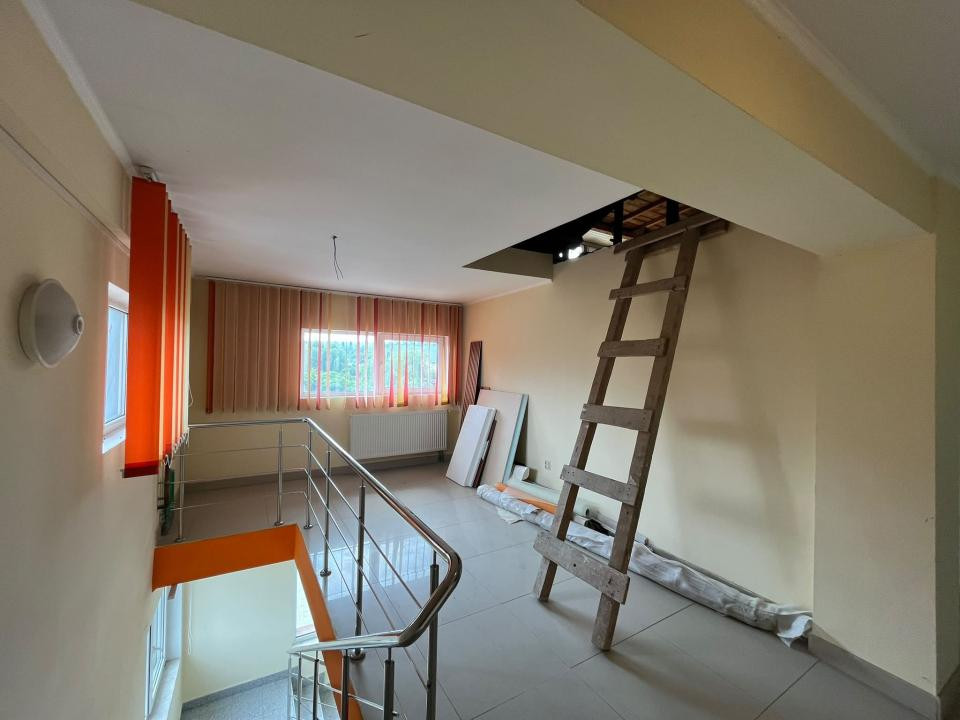 Clădire spațioasă potrivită desfășurării unei afaceri