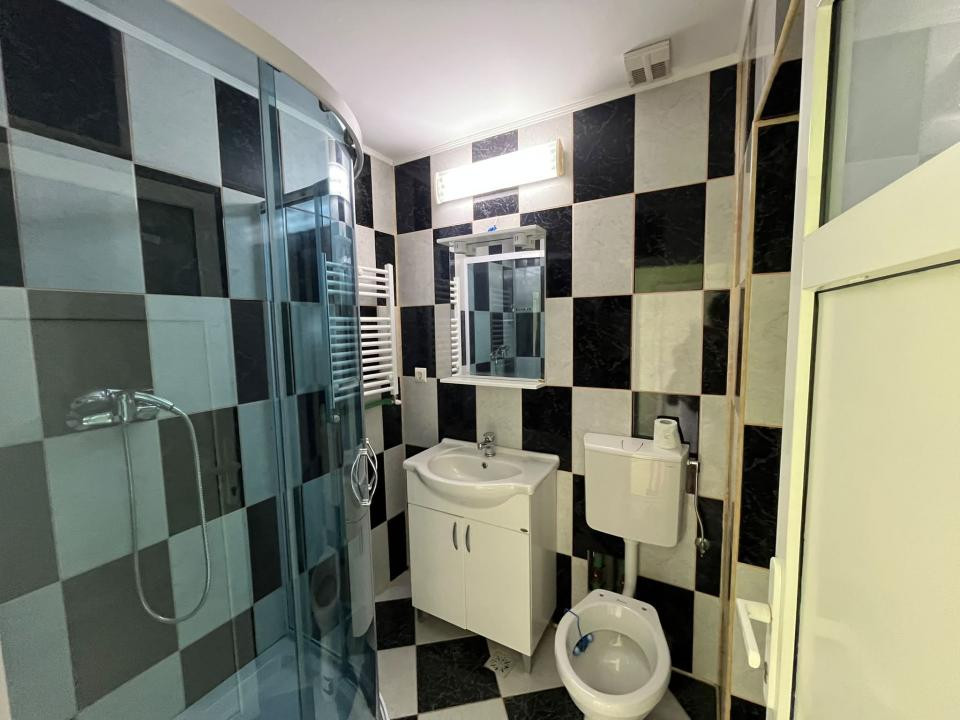 Clădire spațioasă potrivită desfășurării unei afaceri
