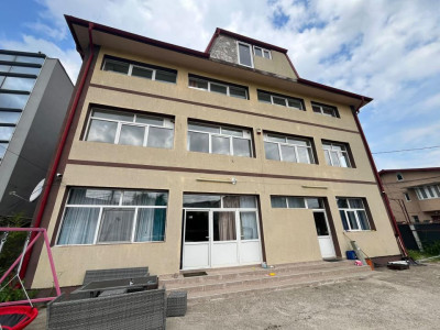 Clădire spațioasă potrivită desfășurării unei afaceri